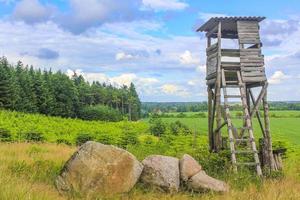 champ de tir de la tour de guet dans la forêt près du champ allemagne. photo