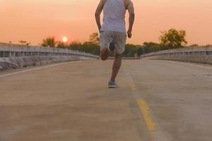 un homme avec un coureur dans la rue court pour faire de l'exercice. photo