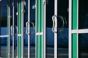 poignée de porte chromée et verre de façade de bureau en aluminium moderne photo