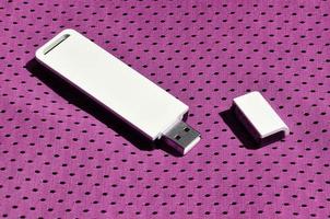 un adaptateur wi-fi usb portable moderne est placé sur le vêtement de sport violet en fibre de nylon polyester photo