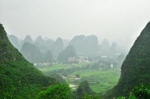 Paysage de montagne karstique de la rivière Guilin Li à Yangshuo photo