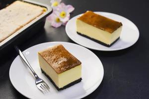 biscuits au beurre avec du lait prêt à servir, collation croustillante fraîcheur laitière photographie de boulangerie pour l'utilisation de fond de dessert sucré alimentaire