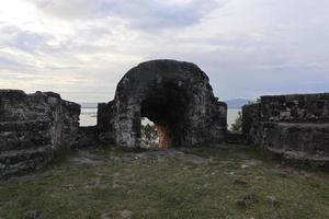 vue sur le fort d'otanaha. le fort d'otanaha est un lieu historique qui a maintenant été transformé en lieu touristique photo