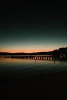 coucher de soleil sur le lac d'ohrid derrière les montagnes photo