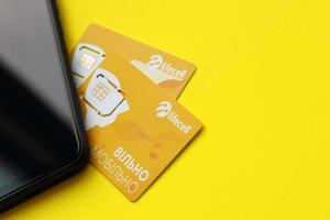 ternopil, ukraine - 5 juillet 2022 lifecell nouvelle carte sim avec contrat gratuit sur fond jaune. lifecell est un opérateur ukrainien de réseau de téléphonie mobile et un fournisseur de connexion sans fil photo