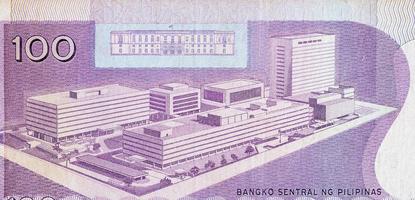 banque centrale des philippines sur 100 piso philippines money bill close up fragment photo