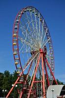 grande et moderne grande roue multicolore sur fond de ciel bleu propre photo