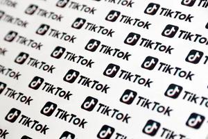 ternopil, ukraine - 2 mai 2022 de nombreux logos tiktok imprimés sur papier. tiktok ou douyin est un célèbre service d'hébergement de vidéos abrégées chinois appartenant à bytedance photo