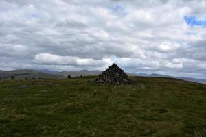 cairn au sommet de la colline de la dent marquant l'itinéraire photo