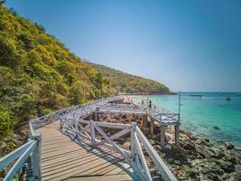 pont en bois avec un beau paysage marin sur l'île de koh lan pattaya en thaïlande.l'île de koh lan est la célèbre île près de la ville de pattaya en thaïlande photo