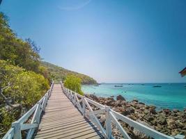 pont en bois avec un beau paysage marin sur l'île de koh lan pattaya en thaïlande.l'île de koh lan est la célèbre île près de la ville de pattaya en thaïlande photo