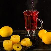 mise en page créative faite de tasse de thé à l'hibiscus et de citron sur fond blanc. vue de dessus. photo