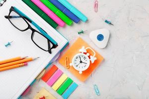 les fournitures de bureau se trouvent sur une table grise, pour travailler de vos propres mains à la maison. photo