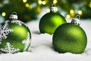 Illustration 3D d'un ornement de Noël vert brillant dans la neige. Noël photo