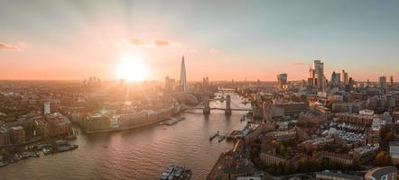 vue aérienne du pont de la tour de Londres au coucher du soleil. photo