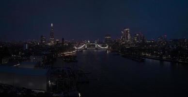 vue aérienne sur le pont illuminé de la tour et sur les toits de londres, royaume-uni