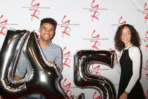 los angeles - 26 mars - noah alexander gerry, lexie stevenson au les jeunes et les agités célèbrent le 45e anniversaire à cbs television city le 26 mars 2018 à los angeles, ca photo