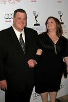 los angeles - 1 mars - billy gardell, melissa mccarthy arrive à l'académie des arts et des sciences de la télévision 21e cérémonie annuelle du temple de la renommée à l'hôtel beverly hills le 1 mars 2012 à beverly hills, ca photo