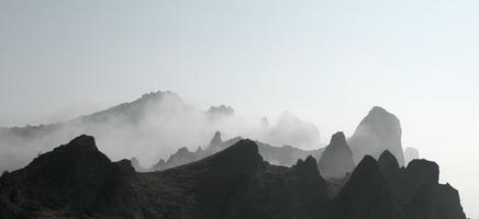 brouillard dans les montagnes