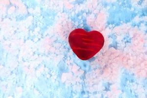 coeur rouge avec blessures sur glace rose-bleu. anti valentin. montre la douleur, le feu, les sentiments brisés. copie espace photo