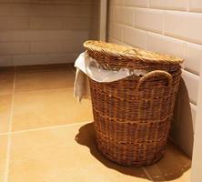 panier en tissu dans la salle de bain photo