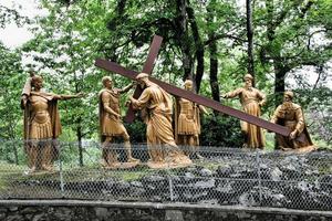 lourdes en france en 2011. une vue du chemin de croix à lourdes photo