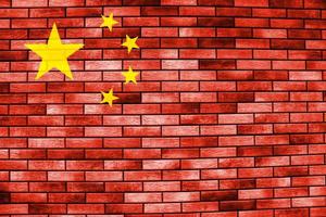 drapeau de la république populaire de chine sur une texture de mur de briques. photo