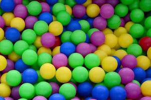 piscine pour s'amuser et sauter dans des boules en plastique colorées photo