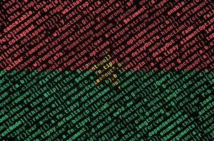 Le drapeau burkina faso est représenté sur l'écran avec le code du programme. le concept de technologie moderne et de développement de site photo