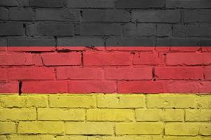 Le drapeau de l'Allemagne est peint sur un vieux mur de briques photo