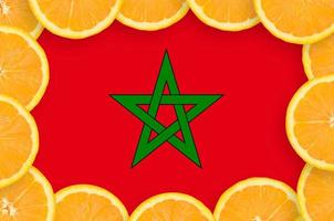 drapeau marocain dans un cadre de tranches d'agrumes frais photo