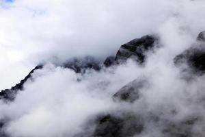 Montagne enneigée dans le brouillard- chaîne de montagnes himalayennes, Sikkim, Inde