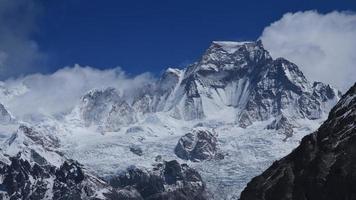 hungchhi, haute montagne dans la région de l'Everest photo