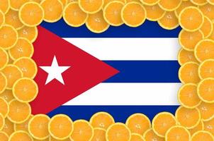 drapeau de cuba dans un cadre de tranches d'agrumes frais photo