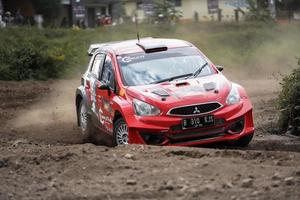 yogyakarta, indonésie - 16 octobre 2022 - les coureurs participent au rallye sprint de la coupe du roi jogja photo