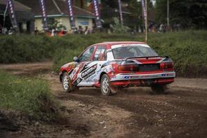 yogyakarta, indonésie - 16 octobre 2022 - les coureurs participent au rallye sprint de la coupe du roi jogja photo