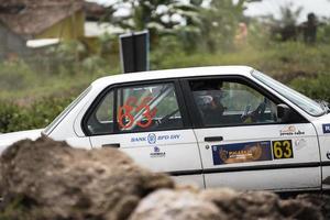 yogyakarta, indonésie - 16 octobre 2022 - les coureurs participent au rallye sprint de la coupe du roi jogja photo