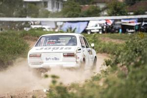 yogyakarta, indonésie - 16 octobre 2022 - les coureurs participent au rallye sprint de la coupe du roi jogja photo