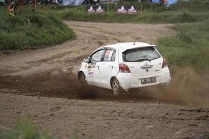 yogyakarta, indonésie - 16 octobre 2022 - les coureurs participent au rallye sprint de la coupe du roi jogja photo