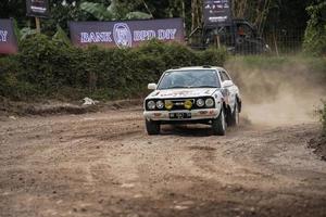 yogyakarta, indonésie - 16 octobre 2022 - les coureurs participent au rallye sprint de la coupe du roi jogja photo