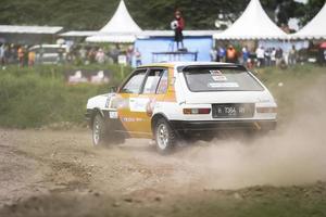 yogyakarta, indonésie - 16 octobre 2022 - les coureurs participent au rallye sprint de la coupe du roi jogja photo