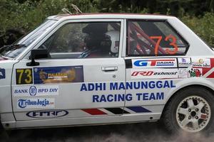 yogyakarta, indonésie - 16 octobre 2022 - les coureurs participent au rallye sprint de la coupe du roi jogja photo