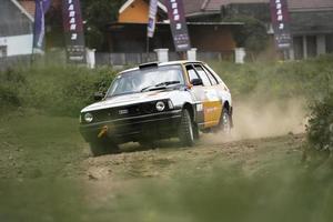 yogyakarta, indonésie - 16 octobre 2022 - les coureurs participent au rallye sprint de la coupe du roi jogja photo