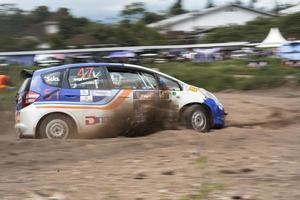 yogyakarta, indonésie - 16 octobre 2022 - les coureurs participent au rallye sprint de la coupe du roi jogja photo