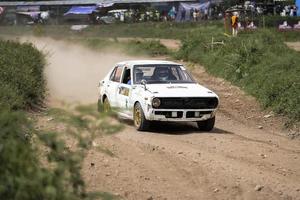 yogyakarta, indonésie - 16 octobre 2022 - les coureurs participent au rallye sprint de la coupe du roi jogja photo