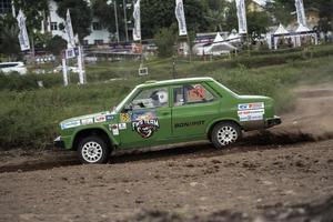 yogyakarta, indonésie - 16 octobre 2022 - les coureurs participent au rallye sprint de la coupe du roi jogja photo