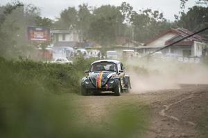 yogyakarta, indonésie - 16 octobre 2022 - les coureurs participent au rallye sprint de la coupe du roi jogja photo