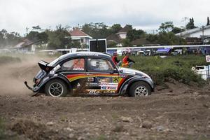 yogyakarta, indonésie - 16 octobre 2022 - les coureurs participent au rallye sprint de la coupe du roi jogja photo