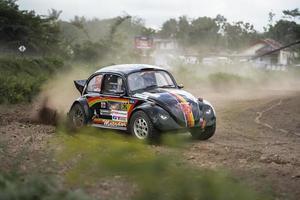 yogyakarta, indonésie - 16 octobre 2022 - les coureurs participent au rallye sprint de la coupe du roi jogja photo