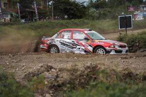 yogyakarta, indonésie - 16 octobre 2022 - les coureurs participent au rallye sprint de la coupe du roi jogja photo